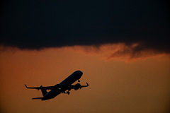 Летящий в Москву самолет подал сигнал тревоги над Каспийским морем
