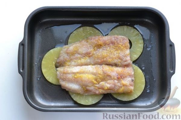 Рыба, запечённая с ананасами, в цитрусовой глазури
