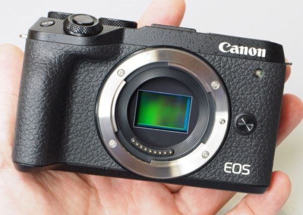 Canon могут выпустить EOS-R камеру для блогеров