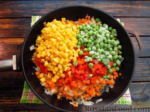 Рис с овощами и консервированным тунцом (на сковороде)