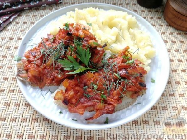 Рыба, запечённая с овощами в томатно-сметанном соусе