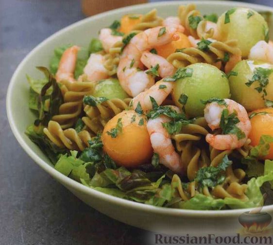 Салат из макарон с креветками и дыней