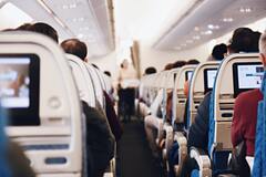 Стюардесса объяснила необходимость здороваться с пассажирами при входе в самолет