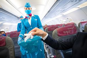 Стюардесса объяснила необходимость здороваться с пассажирами при входе в самолет