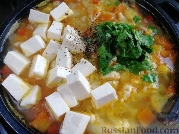 Тыквенный суп с куриным филе, цветной капустой и плавленым сыром