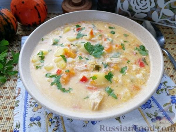Тыквенный суп с куриным филе, цветной капустой и плавленым сыром